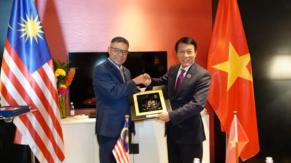 Bộ trưởng Lương Tam Quang và Bộ trưởng Bộ Nội vụ Malaysia Datuk Seri Saifuddin Nasution Ismail.