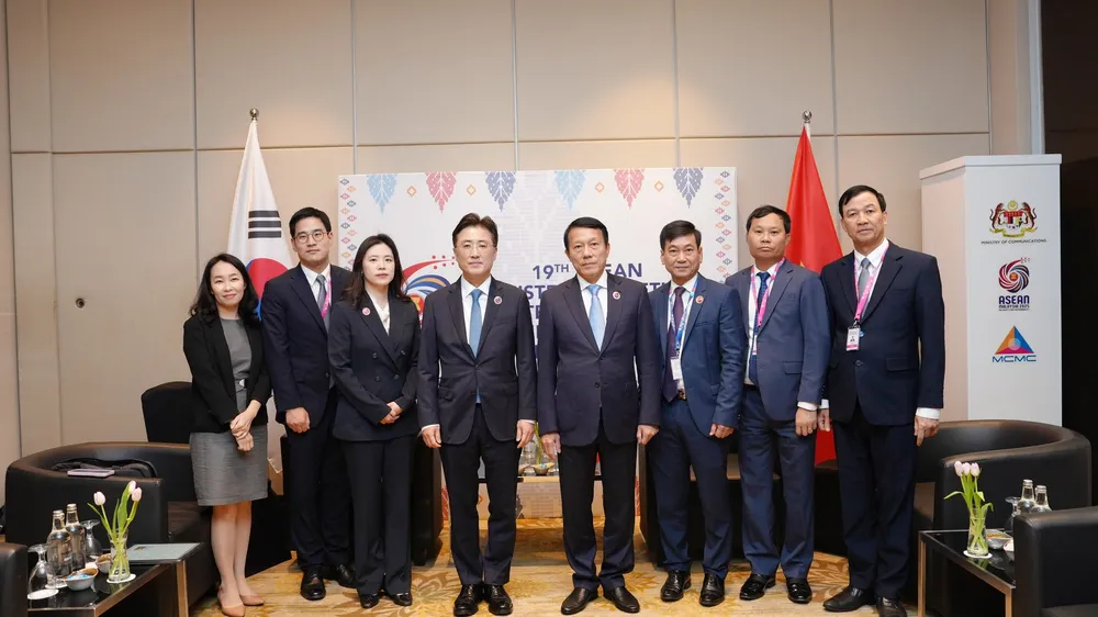 Bộ trưởng Lương Tam Quang và Thứ trưởng Bộ Tư pháp Hàn Quốc Lee Jin-soo tại cuộc gặp bên lề Hội nghị.