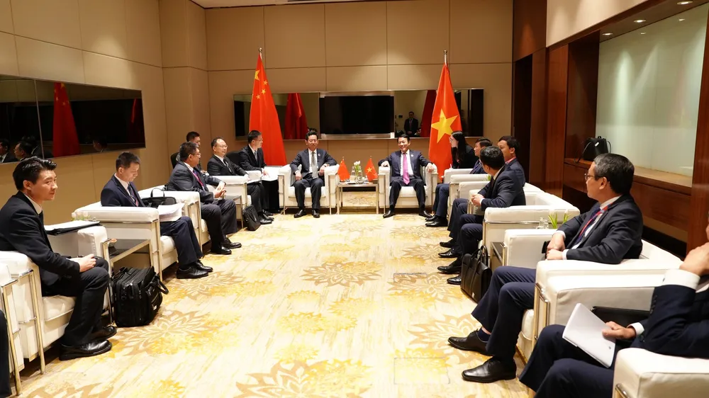 Bộ trưởng Lương Tam Quang và Thứ trưởng Bộ Công an Trung Quốc Vương Chí Trung tại cuộc gặp bên lề Hội nghị.