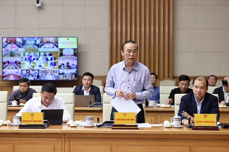 Thứ trưởng Bộ Nông nghiệp và Môi trường Phùng Đức Tiến báo cáo tại Phiên họp - Ảnh: VGP/Nhật Bắc