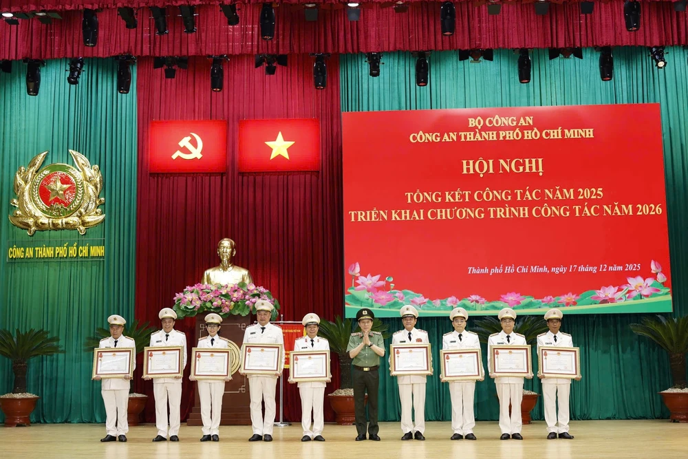 Các tập thể, cá nhân được nhận Huân chương chiến công của Chủ tịch nước