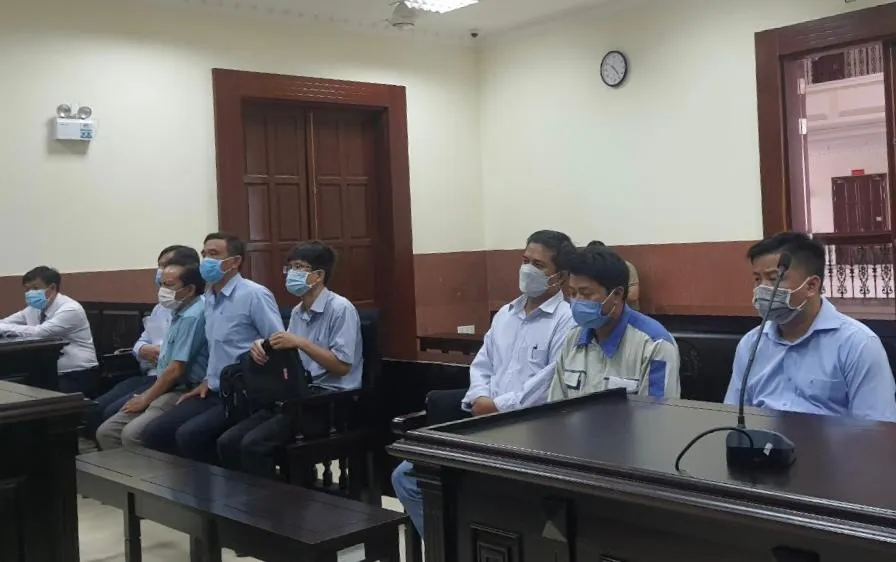 Các bị cáo trong vụ sập tường tại KCN Hòa Phú làm bảy người chết. Ảnh NT