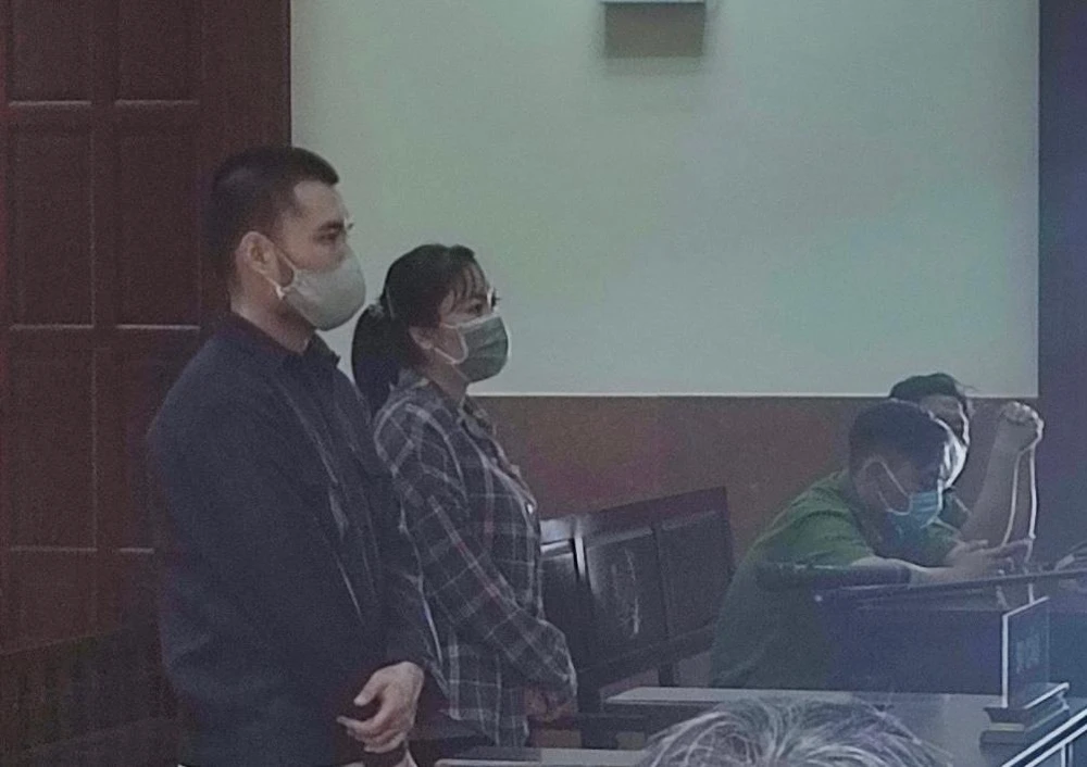 Bị cáo Chiến và Hoa tại TAND Cấp cao tại TP.HCM. Ảnh: N.T