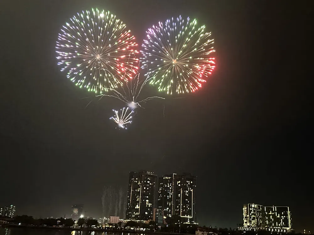 bắn pháo hoa tầm cao rực rỡ chào đón năm mới 2024