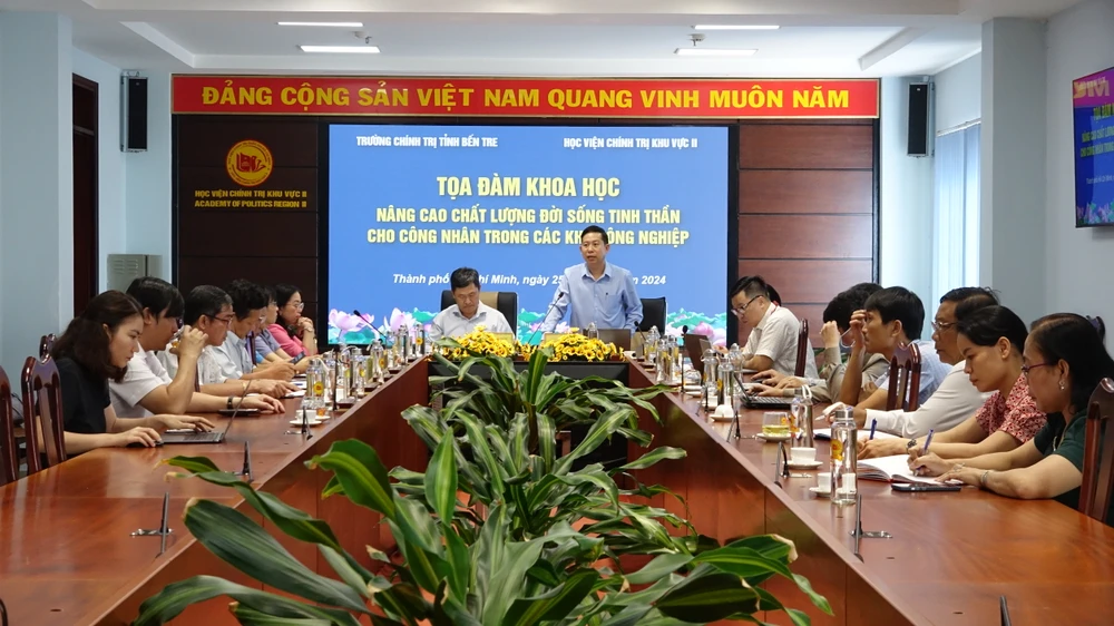 PGS-TS Nguyễn Tấn Vinh, Phó Bí thư Đảng Ủy, Phó GĐ Học viện Chính trị khu vực II phát biểu tại tọa đàm. Ảnh: Hải Nguyên Nâng cao đời sống tinh thần cho công nhân