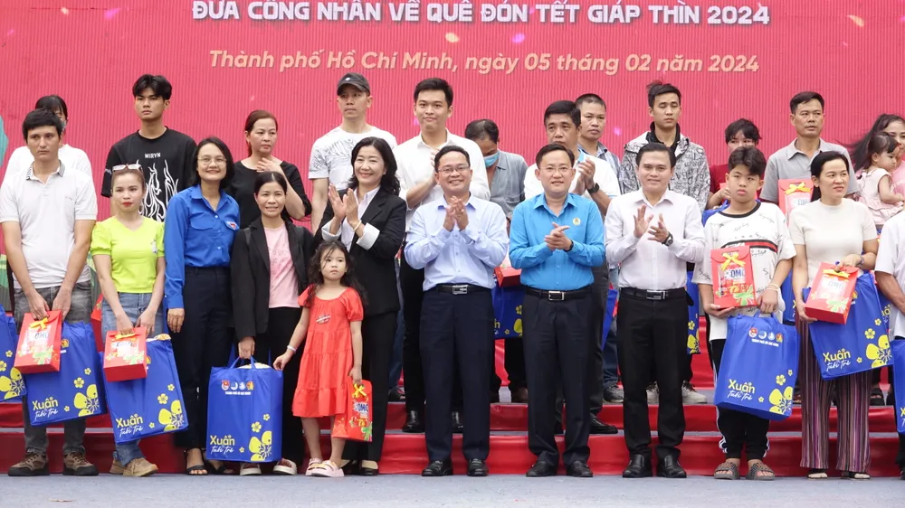 Công nhân, người lao động khó khăn được nhận quà trước khi lên xe khởi hành về quê ăn tết. “tấm vé mùa xuân” giúp công nhân khó khăn