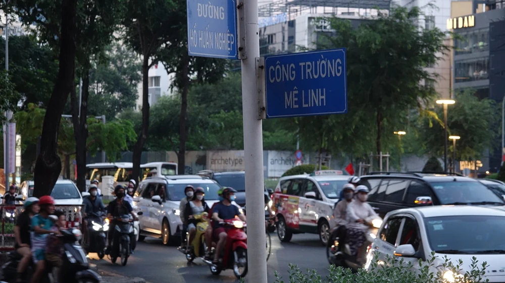 hàng ngàn người đổ về đón giao thừa, tạo nên khung cảnh kẹt xe, chen chúc ở trung tâm Thành phố