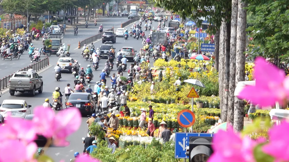 hoa tràn xuống đường hạ giá, người dân tấp nập ghé mua.