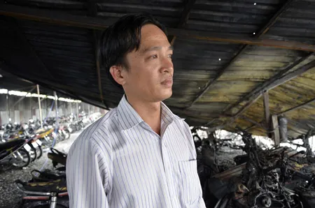 Anh Nhân thẫn thờ bên đóng sắt vụn