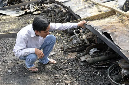 Anh Nhân kiểm tra những gì còn lại tại hiện trường vụ cháy