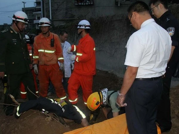 Thảm kịch bé 10 tuổi bị chôn sống trong công trường ảnh 1