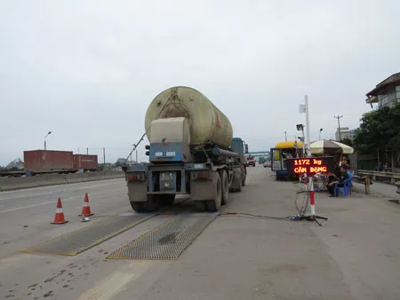 <a href='https://plo.vn/tu-khoa.html?q=xe quá tải' title='Xe quá tải'>Xe quá tải</a> được kiểm soát chặt chẽ tại các trạm cân (ảnh minh họa)