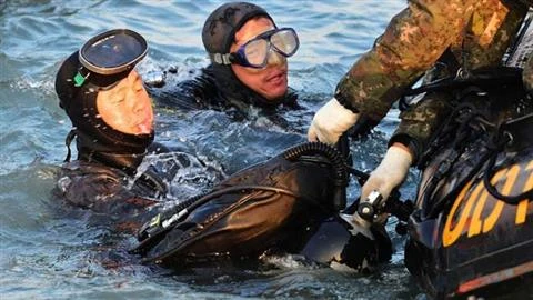 Nỗi ám ảnh kinh hoàng của những thợ lặn tìm xác trong phà chìm Hàn Quốc ảnh 2