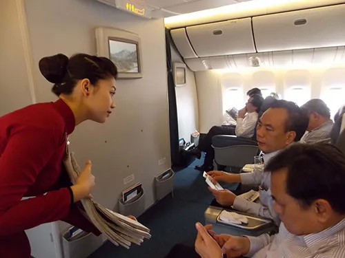 Những nhọc nhằn của nghề “đi mây về gió làm dâu trăm họ“ ảnh 1 Nhọc nhằn tiếp viên hàng không