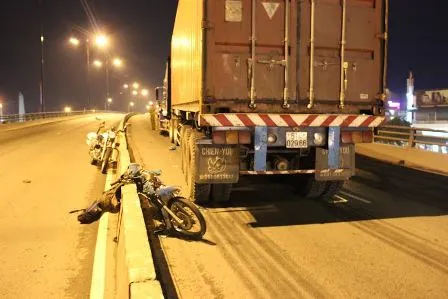 Liều mạng chạy xe máy trên cầu vượt, người đàn ông tử vong ảnh 1 Người đàn ông liều lĩnh chạy ngược chiều lên cầu vượt thép Thủ Đức cấm xe máy.