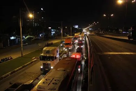 Liều mạng chạy xe máy trên cầu vượt, người đàn ông tử vong ảnh 2 Vụ tai nạn đã khiến giao thông qua cầu vượt thép bị ùn tắc khá nghiêm trọng.