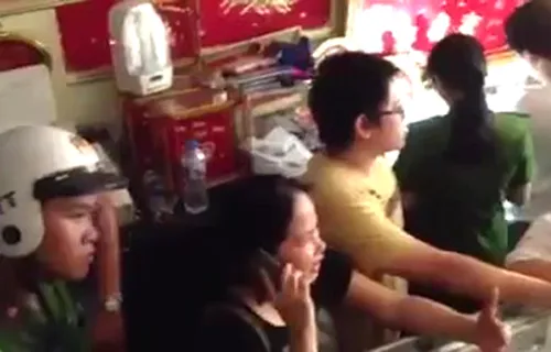 Tiệm vàng Hoàng Mai hôm bị khám xét. Ảnh:Q.T khamxet-1316-1398776765-3388-1399374930.