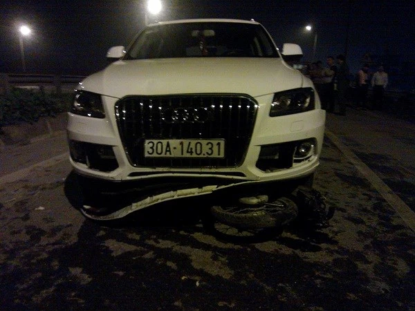 Siêu xe Audi Q5 gây tai nạn liên hoàn, kéo lê xe máy dưới gầm chạy hàng km, đánh lửa dữ dội ảnh 2