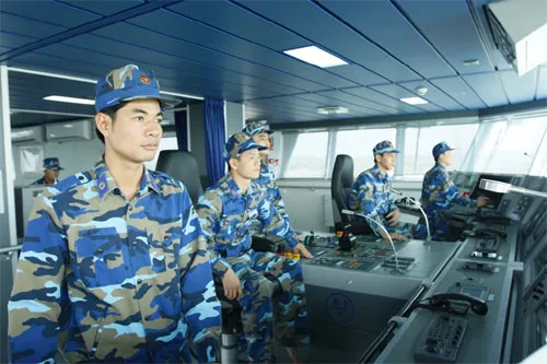 Cán bộ, chiến sĩ tàu CBS 8001 thực hiện nhiệm vụ. Ảnh: Chu Anh