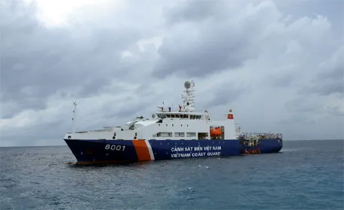 Tàu CBS 8001 làm nhiệm vụ trên biển.