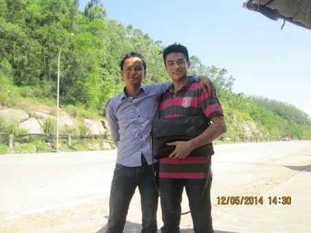 Anh Ý (trái) chụp ảnh cùng anh 