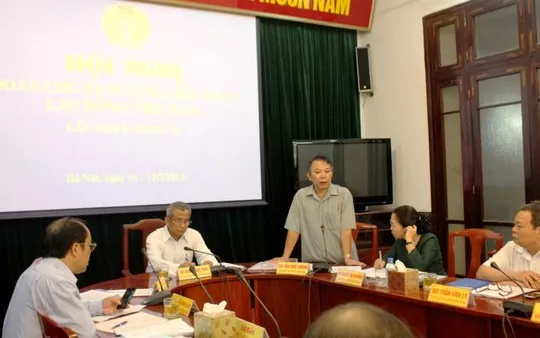 Ông Mai Đức Chính, Phó Chủ tịch Tổng LĐLĐ VN, báo cáo tình hình công nhân tại các 'điểm nóng' trong hội nghị Đoàn chủ tịch sáng nay 16-5 Ông Mai Đức Chính, Phó Chủ tịch Tổng LĐLĐ VN, báo cáo tình hình công nhân tại các điểm nóng trong hội nghị Đoàn chủ tịch sáng nay 16-5
