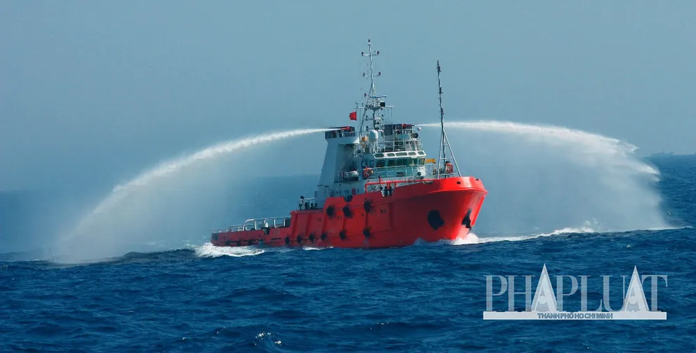 Chùm ảnh mới nhất: Tận mắt chứng kiến tàu Trung Quốc húc tàu Cảnh sát biển Việt Nam ảnh 11