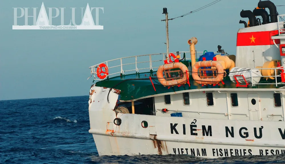 Chùm ảnh mới nhất: Tận mắt chứng kiến tàu Trung Quốc húc tàu Cảnh sát biển Việt Nam ảnh 12