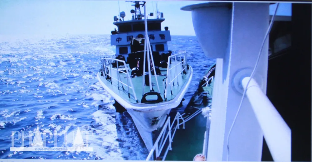 Chùm ảnh mới nhất: Tận mắt chứng kiến tàu Trung Quốc húc tàu Cảnh sát biển Việt Nam ảnh 3