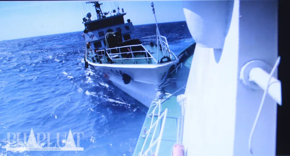 Chùm ảnh mới nhất: Tận mắt chứng kiến tàu Trung Quốc húc tàu Cảnh sát biển Việt Nam ảnh 4