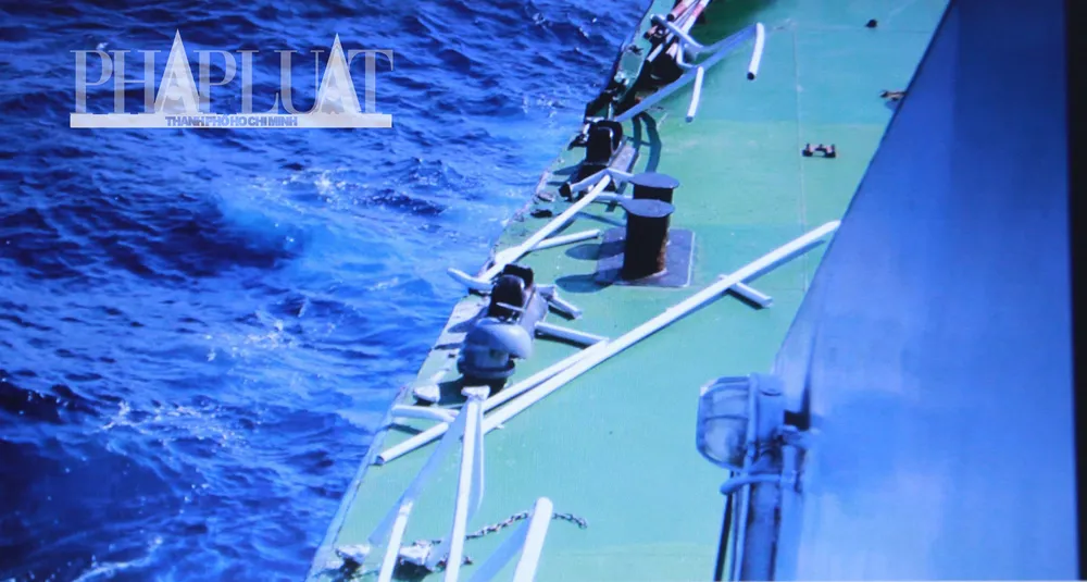 Chùm ảnh mới nhất: Tận mắt chứng kiến tàu Trung Quốc húc tàu Cảnh sát biển Việt Nam ảnh 6