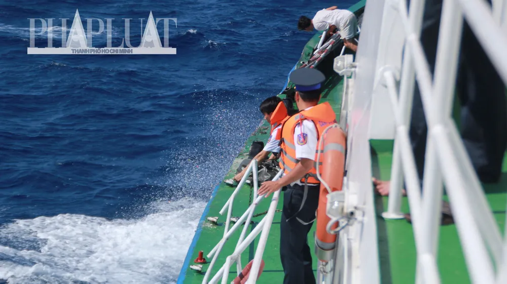Chùm ảnh mới nhất: Tận mắt chứng kiến tàu Trung Quốc húc tàu Cảnh sát biển Việt Nam ảnh 7