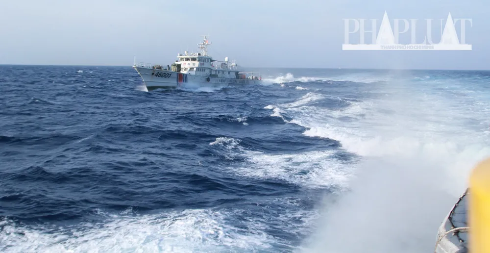 Chùm ảnh mới nhất: Tận mắt chứng kiến tàu Trung Quốc húc tàu Cảnh sát biển Việt Nam ảnh 9