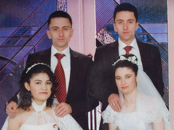 Anh em sinh đôi cưới cùng ngày và nắm tay nhau khi chết trong hầm mỏ ảnh 1