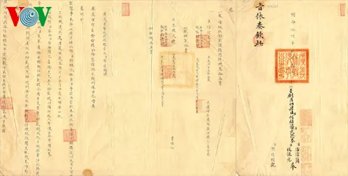 Châu bản ngày 19 tháng 7 năm Minh Mệnh thứ 19 (năm 1838) do quan Bố chính tỉnh Quảng Ngãi trình báo xin miễn thuế khoá cho thuyền lớn tham gia thực hiện công vụ tại Hoàng Sa.