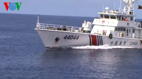 Tàu Hải cảnh 44044 TQ chuyển hướng đâm vào tàu Cảnh sát biển Việt Nam 4033 (trước khi đâm, mũi tàu44044 TQ còn nguyên vẹn)