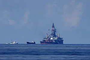 Tàu kiểm ngư Việt Nam áp sát giàn khoan trái phép ở cự ly 2,8 hải lý ảnh 1 Cận cảnh tàu Trung Quốc xâm phạm biển Việt Nam. (Ảnh: Sơn Bách/Vietnam+)