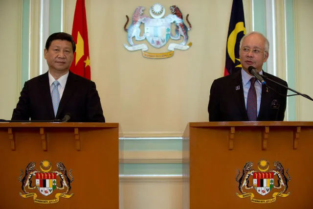 Ông Tập Cận Bình nói “Biển Đông nhìn chung ổn định” và “TQ không bao giờ gây rối“ ảnh 1 Chủ tịch Tập Cận Bình và Thủ tướng Malaysia Najib Razak họp báo chung sau hội đàm.