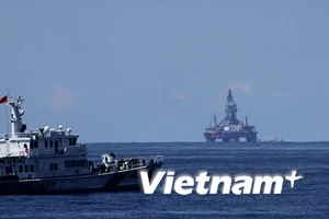 Cận cảnh Tàu Trung Quốc xâm phạm vùng biển Việt Nam. (Ảnh: Sơn Bách/Vietnam+)