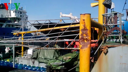 Ngày 3/5/2014, tàu Kiểm ngư 795 bị tàu Trung Quốc đâm 6 lần khiến tàu bị hư hỏng hai bên mạn tàu và trục máy. Tàu tiếp tục đấu tranh 30 ngày trên biển mới vào bờ sửa chữa