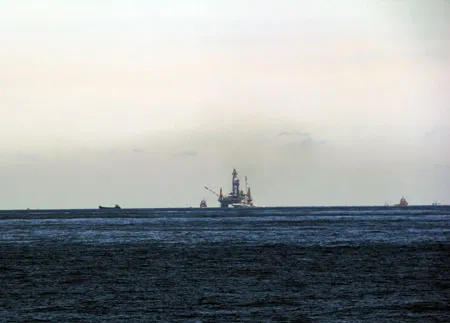 Giàn khoan Hải Dương 981 của Trung Quốc hạ đặt trái phép trên vùng biển Hoàng Sa của Việt Nam. Ảnh: Mạnh Thắng.