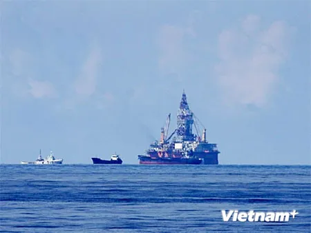 Giàn khoan của Trung Quốc hạ đặt trái phép trong vùng đặc quyền kinh tế và thềm lục địa của Việt Nam. (Ảnh: Sơn Bách/Vietnam+) Giàn khoan của Trung Quốc hạ đặt trái phép trong vùng đặc quyền kinh tế và thềm lục địa của Việt Nam. (Ảnh: Sơn Bách/Vietnam+)