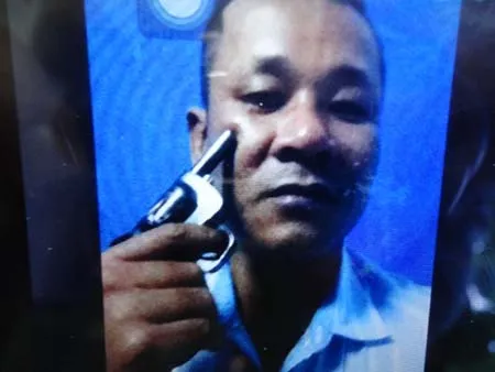 Một trong những bức ảnh đối tượng Ngọc cầm súng chĩa vào má mình.