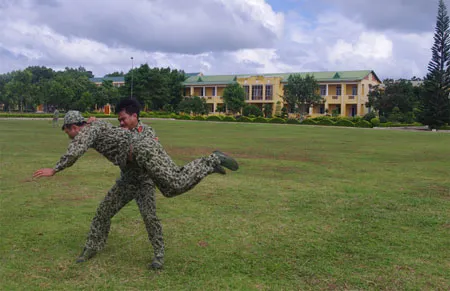 Nội dung thi thể lực chạy 3.000m vũ trang Nội dung thi phi dao, phi sao trăm phát trăm trúng của cán bộ dự thi Nội dung thi võ đối kháng đặc công