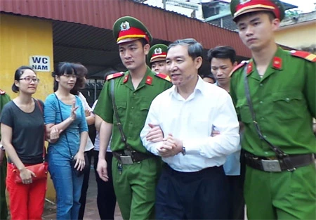 Giải thích mới nhất của Bộ GTVT về việc trả lương cho Dương Chí Dũng ảnh 1 Dương Chí Dũng tỏ ra rất vui vẻ, lạc quan khi rời toà phúc thẩm trước ngày bị tuyên án.