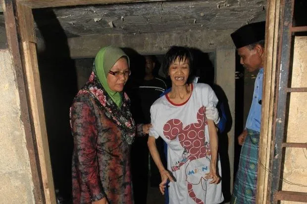 Giải thoát một phụ nữ bị anh trai nhốt 10 năm trong phòng tối ảnh 1