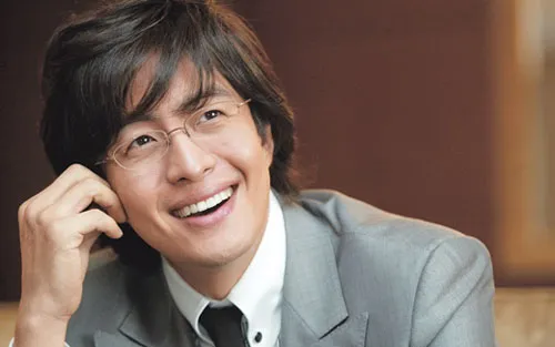 Bae Yong Joon dính tin đồn đồng tính với nam ca sĩ trẻ ảnh 1