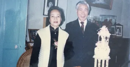 Ông Nguyễn Cơ Thạch và phu nhân, bà Phan Thị Phúc trong dịp kỷ niệm ngày cưới. Ảnh do gia đình cung cấp Bộ trưởng Nguyễn Cơ Thạch với các phóng viên. Ảnh tư liệu