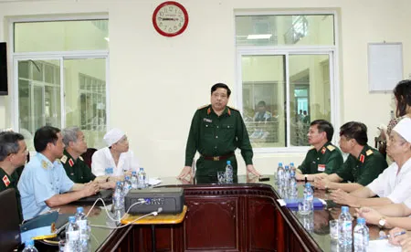 Bộ trưởng Phùng Quang Thanh phát biểu chỉ đạo các cơ quan, đơn vị khắc phục hậu quả vụ tai nạn máy bay.