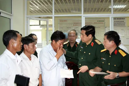 Đại tướng Phùng Quang Thanh tặng quà gia đình các đồng chí bị thương.